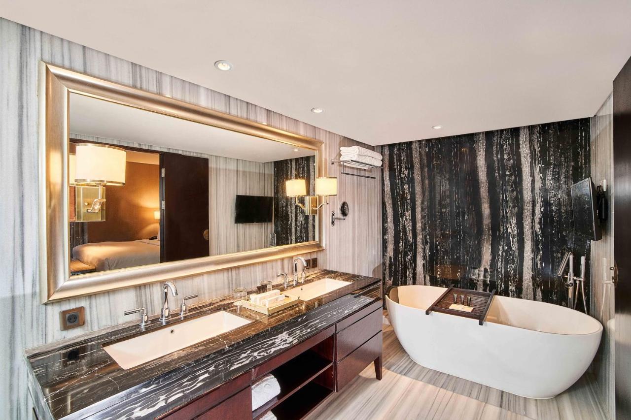 Vasa Hotel Surabaya Exteriör bild